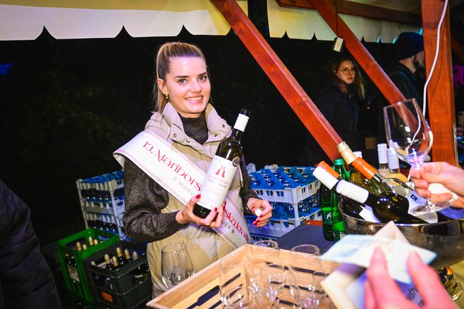 Na Piramidi je svoje vino točila mariborska vinska kraljica Maruša Mukenauer.