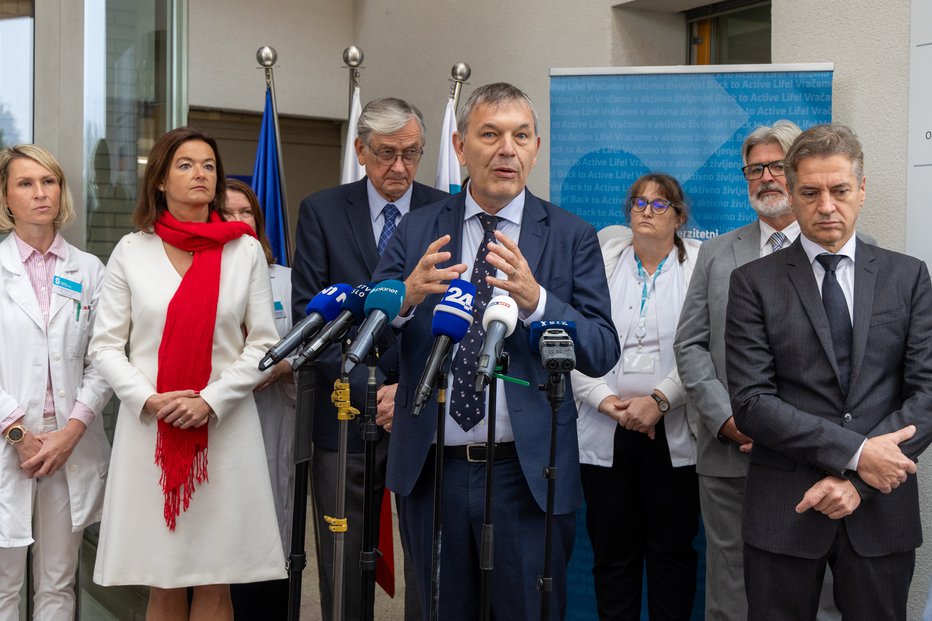 Fotografija: Robert Golob, Tanja Fajon in Danilo Türk so v rehabilitacijeskem centru Soča obiskali palestinske otroke. FOTO: Voranc Vogel