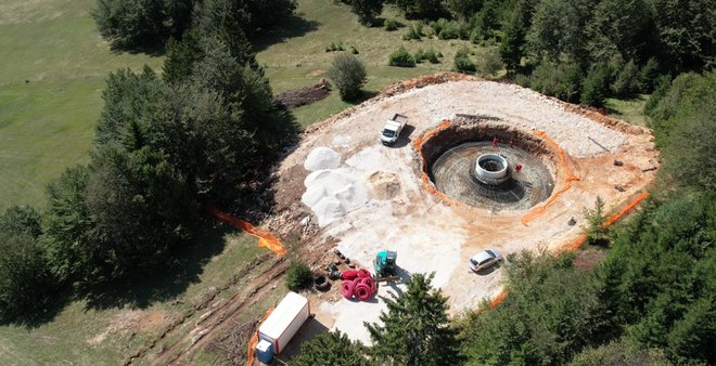 Pogled na gradbišče, kjer bo zrasla vetrna elektrarna Mali Log. Foto: Alpe Adria Green