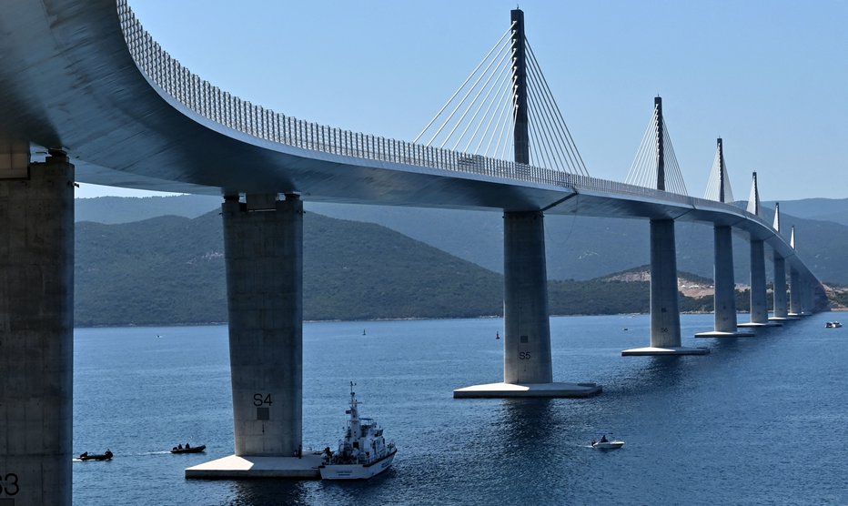 Fotografija: Pelješki most je pred dvema letoma s cesto dokončno povezal Hrvaško. Foto: Elvis Barukcic/AFP