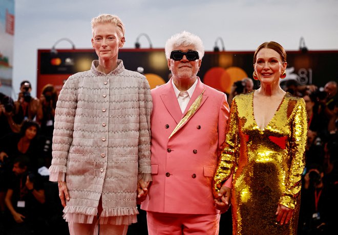 Tilda Swinton, režiser Pedro Almodovar in Julianne Moore. FOTO: Yara Nardi Reuters