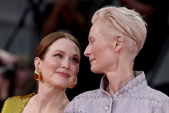 Igralki Julianne Moore in Tilda Swinton sta zaigrali v novem filmu Pedra Almodovarja. FOTO: Louisa Gouliamaki Reuters