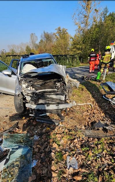 Avtomobil je močno uničen, voznik pa je končal v SB MS. FOTO: Pgd Ljutomer