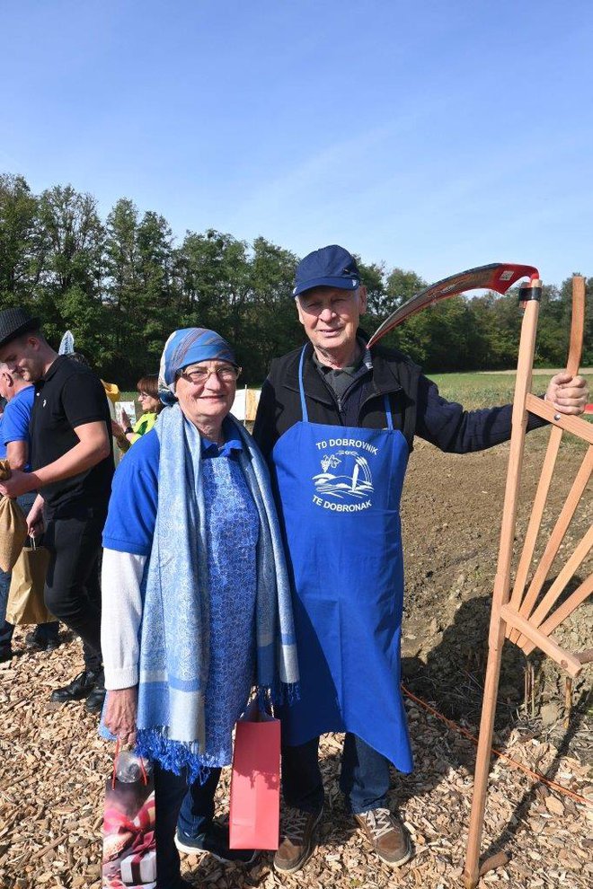 Skrb za posevek sta prevzela gospodinja in gospodar Bernarda in Pavel Ferencek.