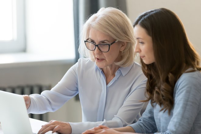 V starosti je dobro poskrbeti tudi za mentalno gibanje; zakaj se ne bi naučili uporabljati računalnika? FOTO: Fizkes/Getty Images