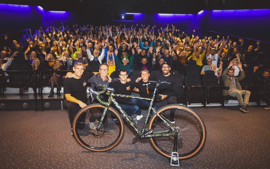 Fotografija: Ekipa TransAtenica: Luka Rakuša, Lukas Bikes, Vid Štuhec, spremljevalna ekipa, Iztok Kočevar in Bojan Svenšek ter Denis Janežič, snemalec FOTOGRAFIJE: MP PRODUKCIJA/PIGAC.SI