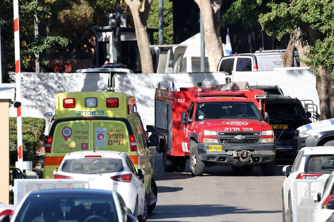 Zapora ceste pred premierjevo vilo po napadu. FOTO: Jack Guez Afp