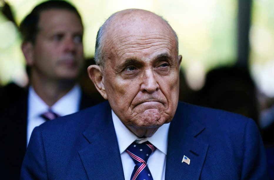 Fotografija: Rudy Giuliani je zaradi odločitve sodišča poskušal razglasiti bankrot. FOTO: Adam Gray/AFP