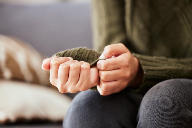 Opazujte negativne lastnosti pri materi in očetu, sorojencih, sorodnikih ter družinskih prijateljih, ki so skrbeli za vas v otroštvu. FOTO: Peopleimages/Getty Images