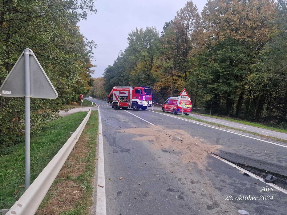 Fotografija: V prometni nesreči v okolici Lenarta umrli sopotnici v vozilu. FOTO: PGD Gornja Radomlje