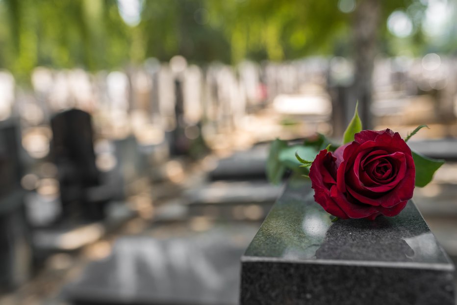 Fotografija: V Mestni občini Ljubljana je že nekaj let 80 odstotkov pogrebov z žaro. FOTO: Serdjophoto/Getty Images