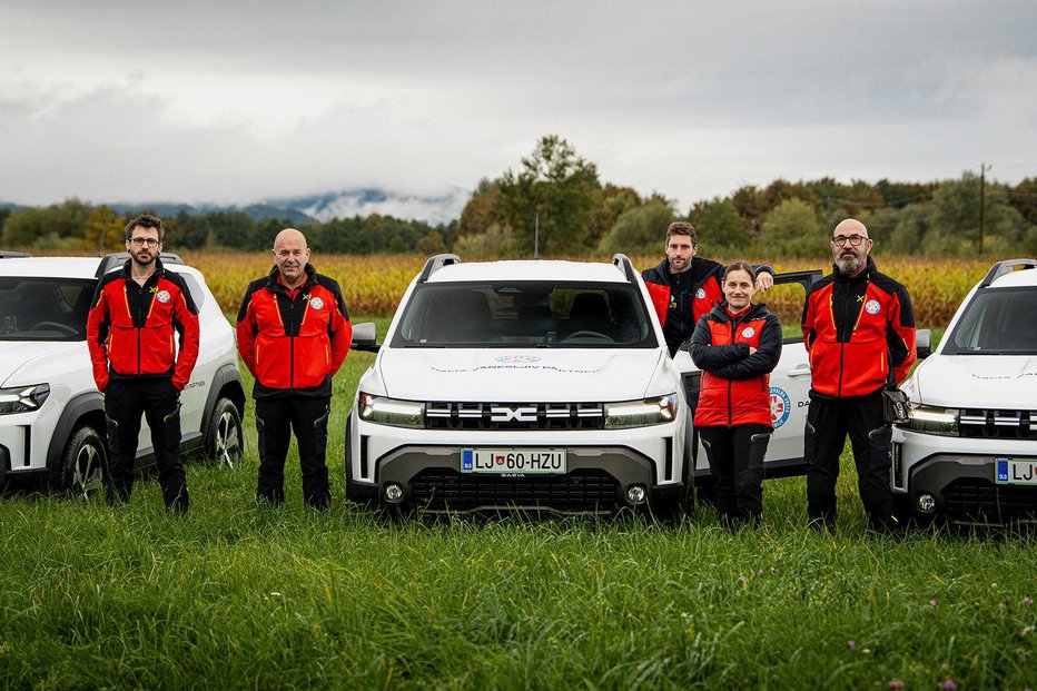 Fotografija: Nove dacie duster 1.2 TCe 130 4x4 so prevzela društva gorske reševalne službe iz Maribora, Tolmina in Radovljice. FOTO: Dacia