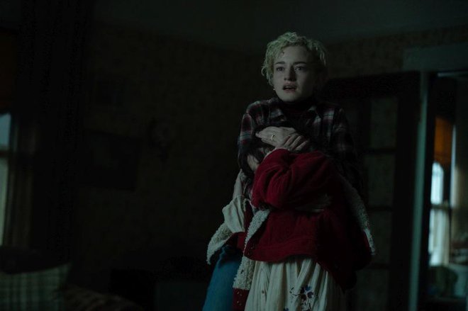 Charlotte (Julia Garner) in Ginger (Matilda Firth) se soočata z grozo znotraj in zunaj hiše.