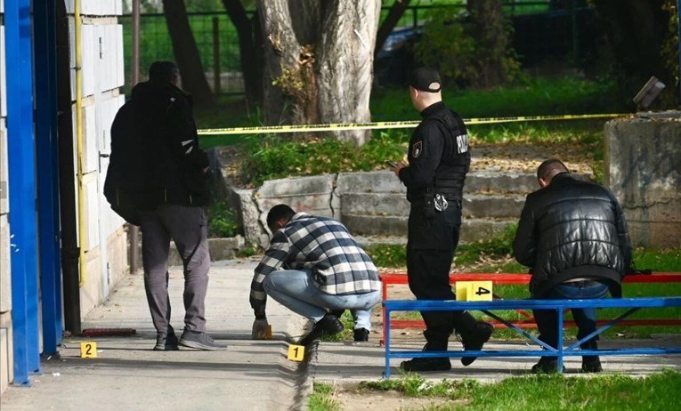 Fotografija: Po navedbah policije je mladoletnik ustrelil mladoletnega dijaka in ga poškodoval pod kolenom. FOTO: Klix.ba