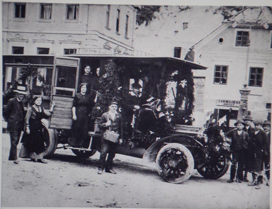 Fotografija: Prvi trboveljski avtobus leta 1913 FOTO: Arhiv Magnet