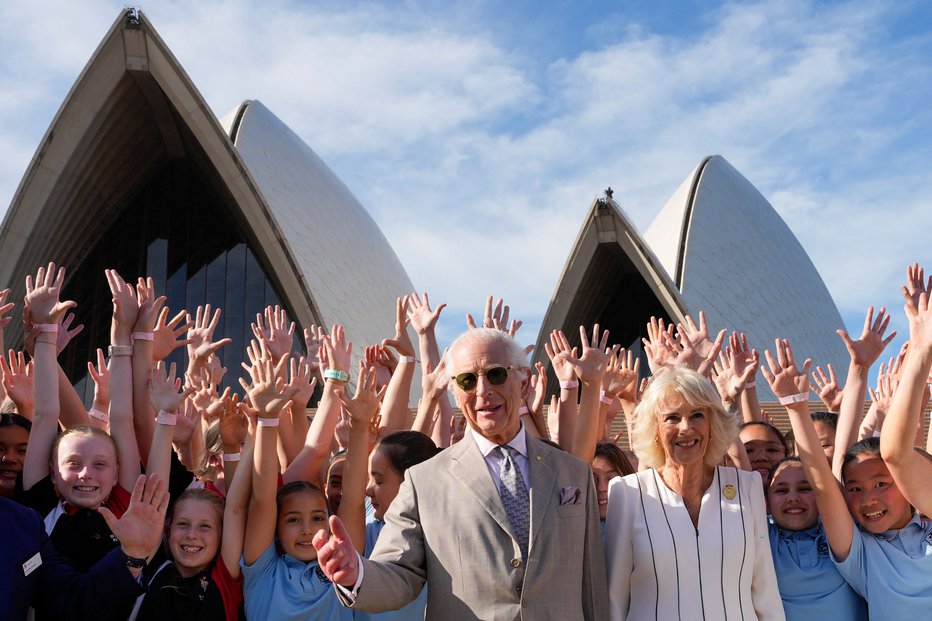 Fotografija: Kralj Karel III. in Camilla sta obiskala tudi znamenito opero v Sydneyju. FOTO: Mark Baker/AFP