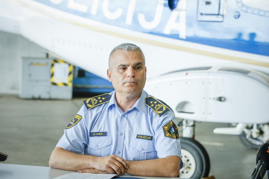 Fotografija: Kmalu bo jasno, ali upravičeno nosi uniformo generalnega direktorja policije. Foto: Jože Suhadolnik