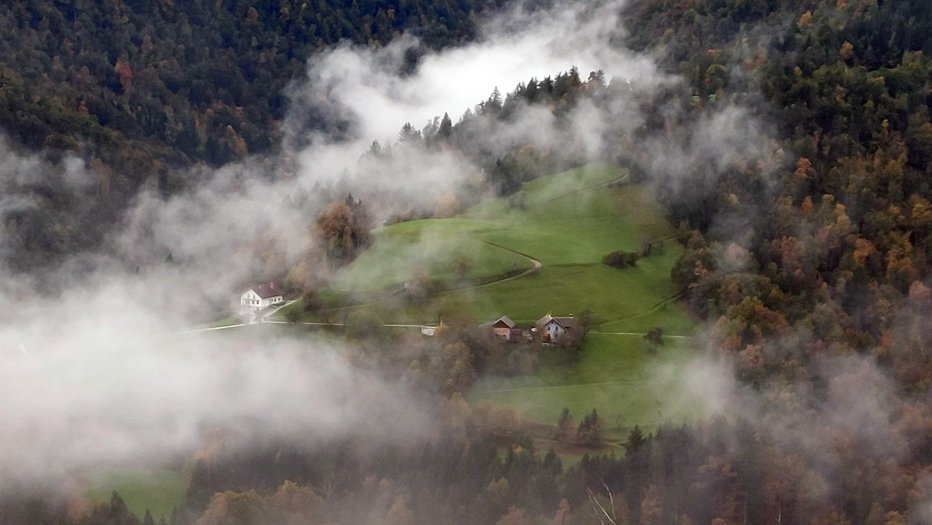 Fotografija: Pogled po Poljanski dolini. FOTO: Janez Mihovec