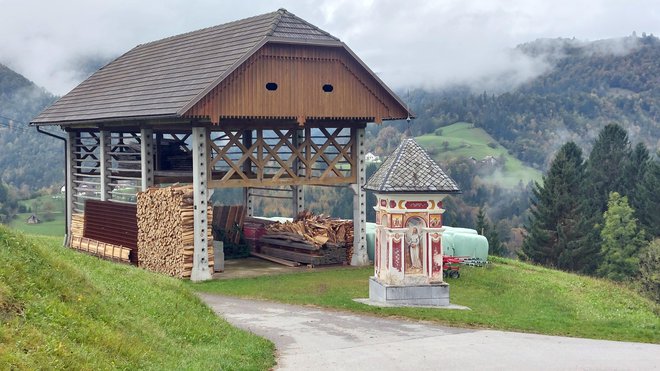 Toplar in kapelica v Čabračah. FOTO: Janez Mihovec