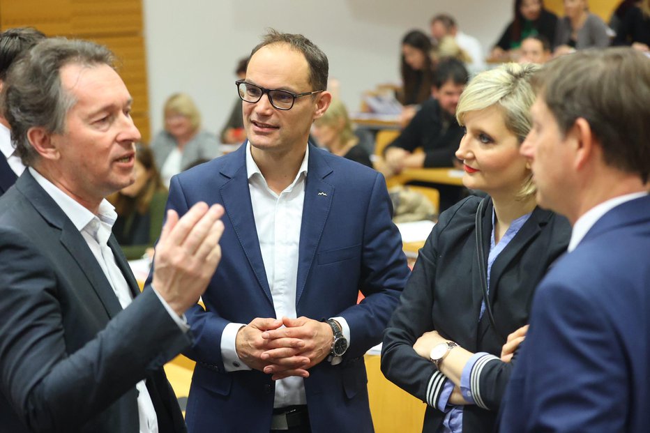 Fotografija: Gregor Virant, Anže Logar, Vesna Gyorkos Žnidar in Miro Cerar. FOTO: Črt Piksi/Delo