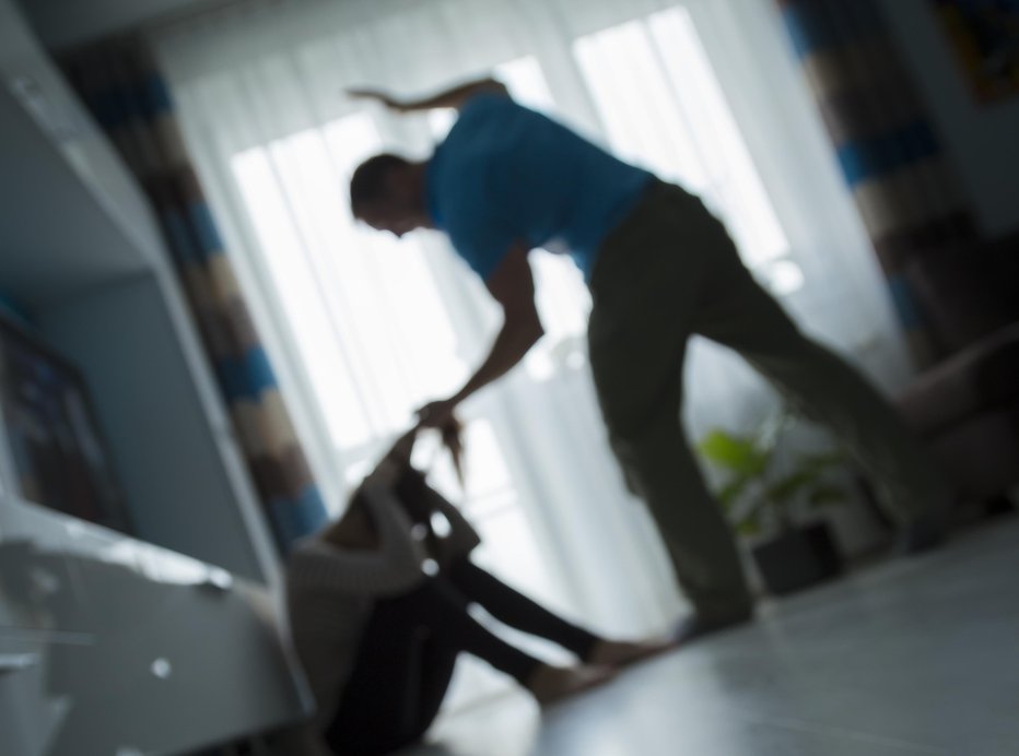 Fotografija: Vsem trem so izrekli ukrep prepovedi približevanja (fotografija je simbolična). FOTO: Ondrooo/gettyimages