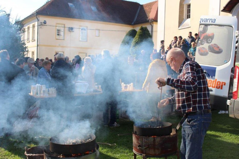 Fotografija: Zadišalo je tudi po kostanju. FOTO: Franci Klemenčič