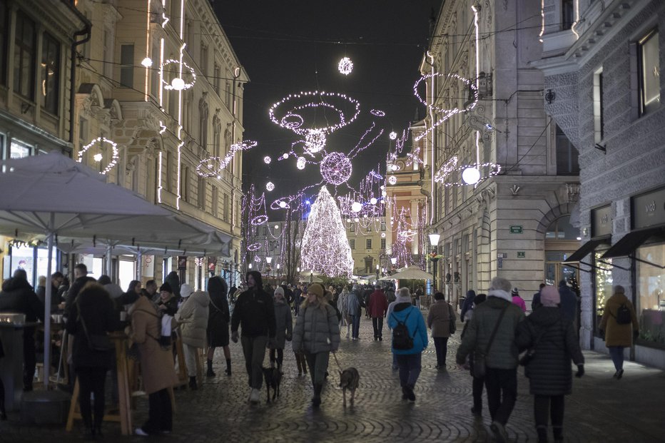 Fotografija: V Ljubljani bodo lučke prižgali en dan za Mariborom. FOTO: Leon Vidic