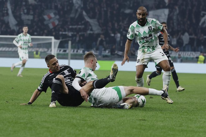 Olimpijina bojevnika David Sualehe (desno) in Dino Kojić sta proti Lasku spustila dušo. FOTO: Leon Vidic