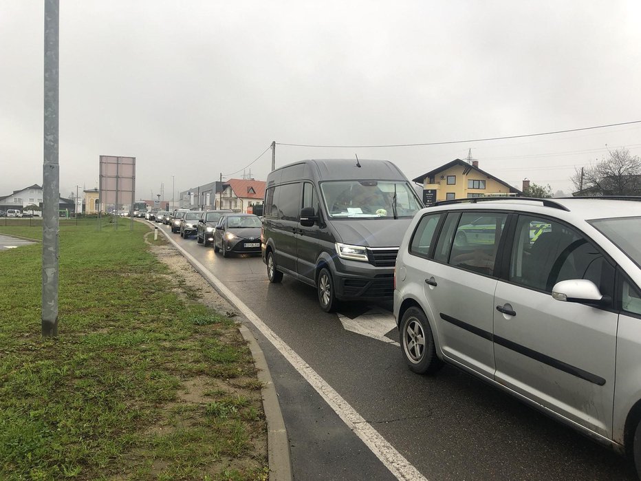 Fotografija: Takšne kolone se vsakodnevno vijejo med Celjem in Vojnikom.