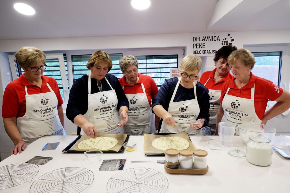 Fotografija: Obisk trgovine Hisa Dobrot, predsednica republike in županja Metlike sta zamesili tradicionalno belokranjsko pogačo. FOTO: Daniel Novakovic/sta