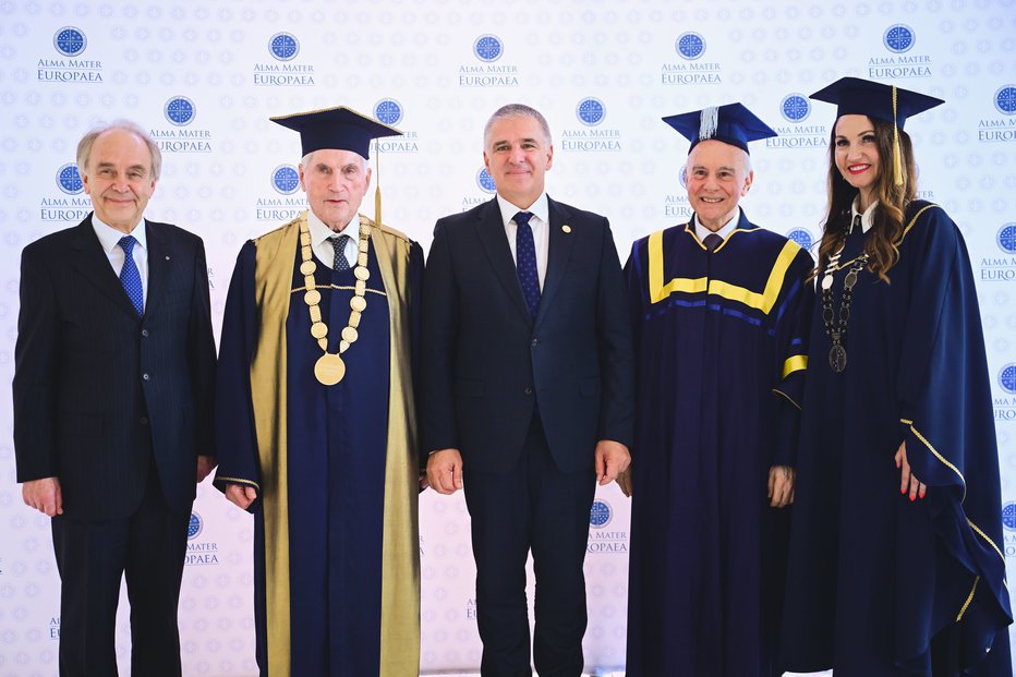 Fotografija: Dr. Ludvik Toplak, novi rektor AMEU, v družbi Marka Lotriča, predsednika DS, Klausa Mainzerja, predsednika EKZU, in Garryja Jacobsa, predsednika SAUZ, ter nove dekanje dr. Barbare Toplak Perovič