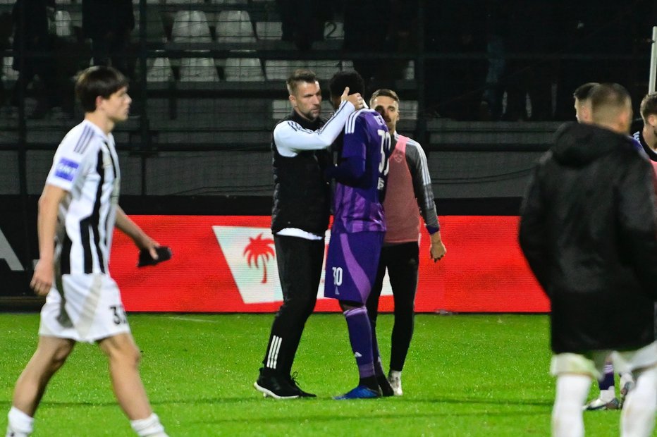 Fotografija: Boštjan Cesar je imel na rezervni klopi v Benjaminu Tettehu velikega džokerja, ki ga je rešil pred prvim porazom. FOTO: Marko Pigac