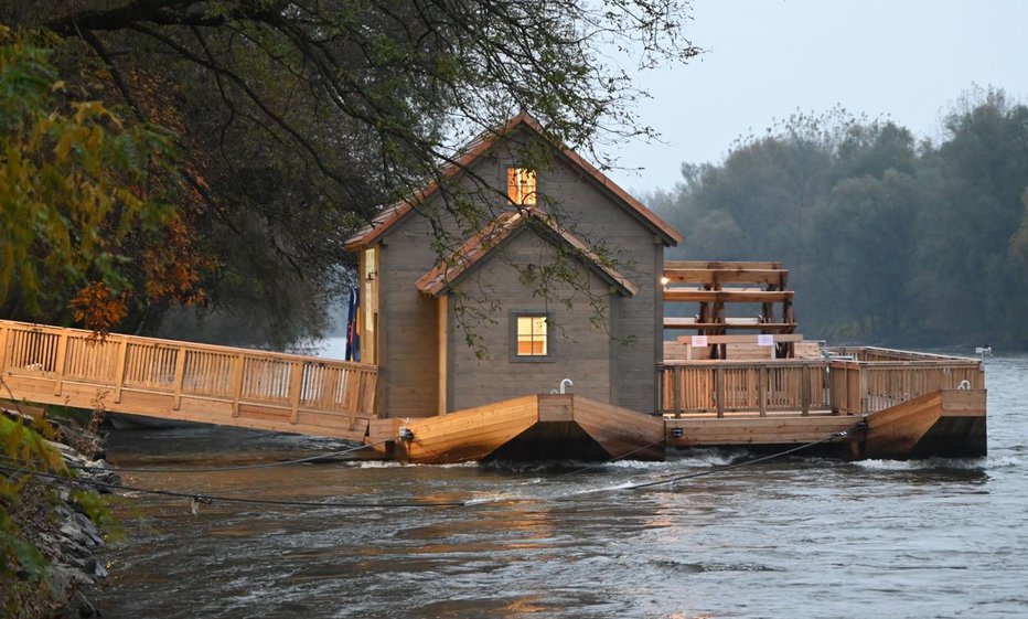 Fotografija: Pred dnevi so slovesno odprli povsem nov plavajoči mlin in brod, ki sta bila v preteklosti že lepo obiskana turistična destinacija.