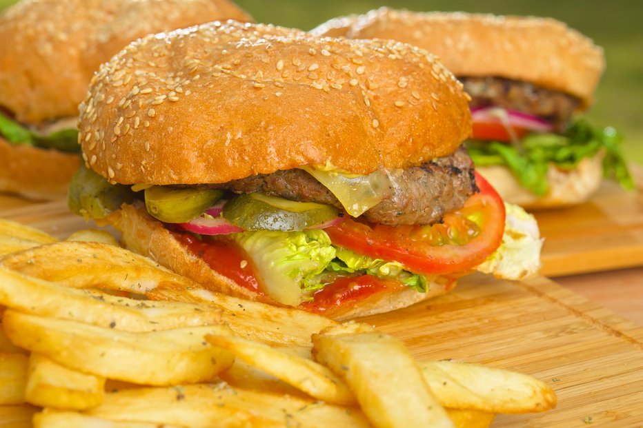 Fotografija: Eno od okužb je povzročil priljubljeni hamburger. FOTO: X4wiz/Getty Images