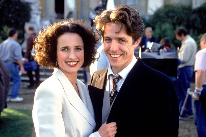 Iz tistega leta so tudi Štiri poroke in pogreb, s katerimi se je Hugh Grant vpisal med zvezdnike, skupaj z Andie MacDowell.