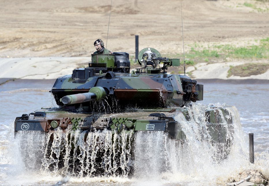 Fotografija: Nemški tank Leopard 2 med Natovo vojapško vajo. FOTO: Fabian Bimmer Reuters