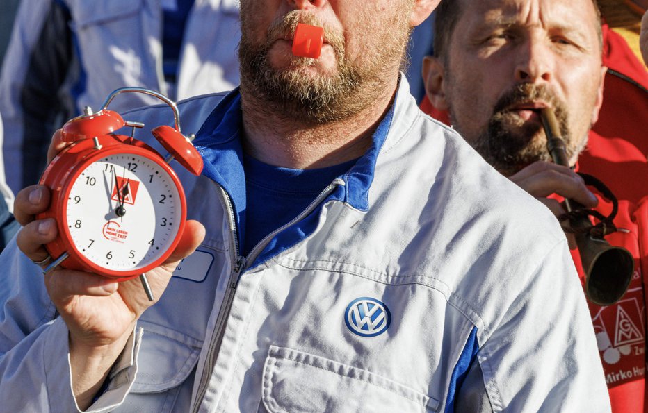 Fotografija: Medtem pa so nemške oblasti že pozvale Volkswagen k zaščiti delovnih mest. FOTO: Jens Schlueter Afp