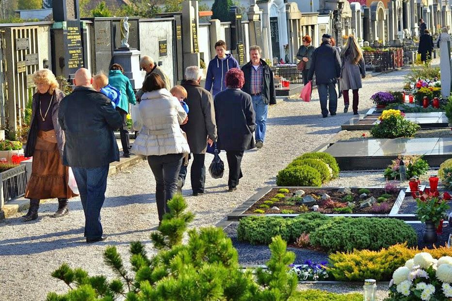 Fotografija: V teh dneh so pokopališča polna obiskovalcev. FOTO: Pogrebno podjetje Maribor