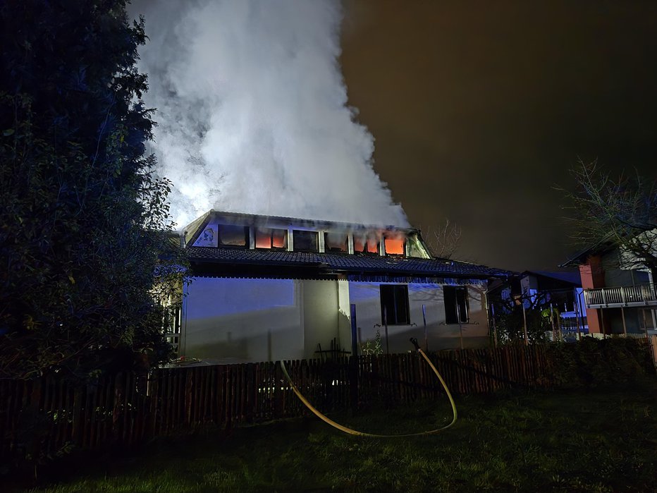 Fotografija: V požaru sta bila popolnoma uničena ostrešje hiše  in mansarda, preostali del hiše pa ni primeren za bivanje FOTO: GZ Žalec.