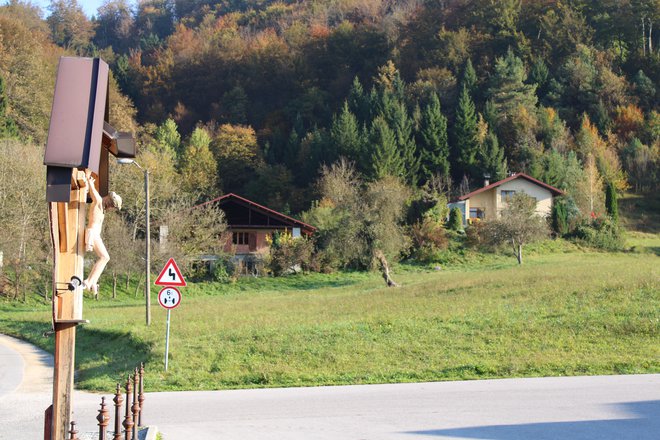 Na travniku v bližini cerkve sv. Tilna in višnjegorskega pokopališča bodo zgradili dom za starejše. Foto: Bojan Rajšek