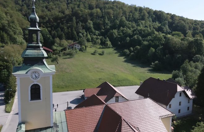 Na travniku v bližini cerkve sv. Tilna in višnjegorskega pokopališča bodo zgradili dom za starejše. Foto: Gašper Stopar