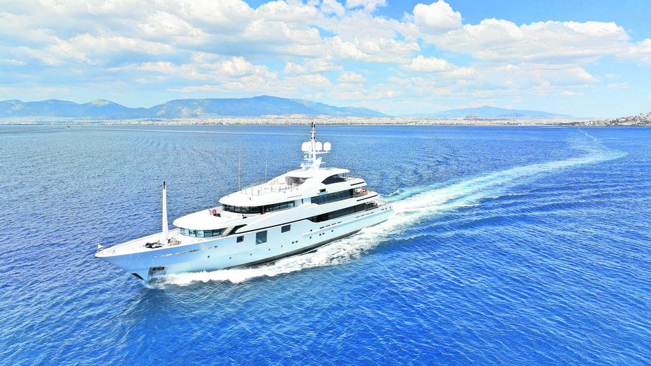 Fotografija: Aerial drone photo of luxury yacht cruising in deep blue Aegean sea FOTO: Shutterstock