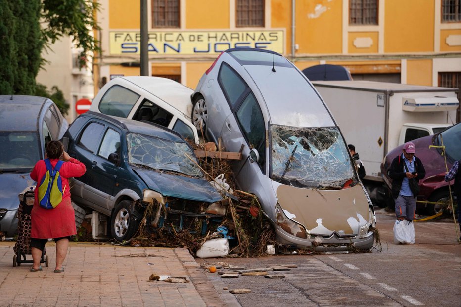 Fotografija: Poplave v španski regiji Valencia so terjale najmanj 70 smrtnih žrtev, več ljudi še vedno pogrešajo. FOTO: Manaure Quintero Afp