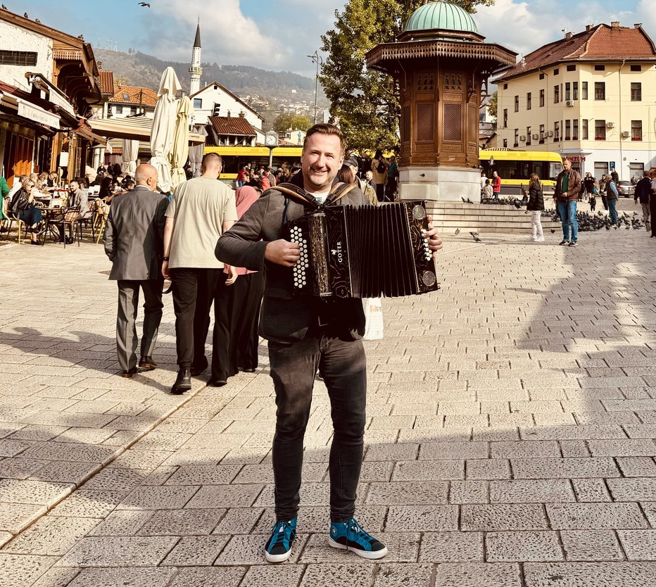 Fotografija: Robert Goter je zaigral Na Golici sredi Baščaršije. FOTO: osebni arhiv