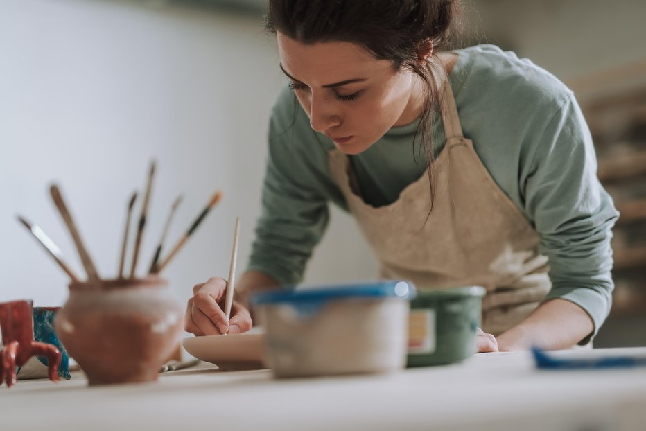 Fotografija: Naj gre za barvanje ali učenje nove veščine, kot sta kaligrafija ali lončarstvo. Kreativnost je vaš jezik! FOTO: Yakobchukolena Getty Images/istockphoto