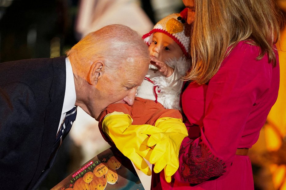 Fotografija: Joe Biden med ugrizom. FOTO: Nathan Howard Reuters