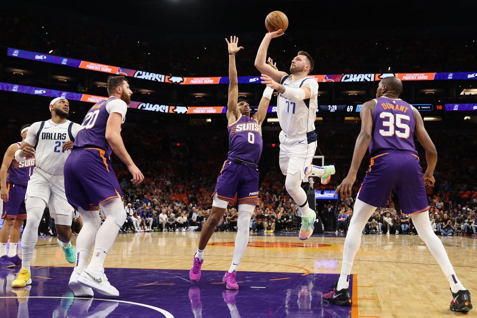 Fotografija: Luka Dončić je Phoenixu na prvem gostovanju kljub porazu Dallasa že natrosil 40 točk. FOTO: Getty Images