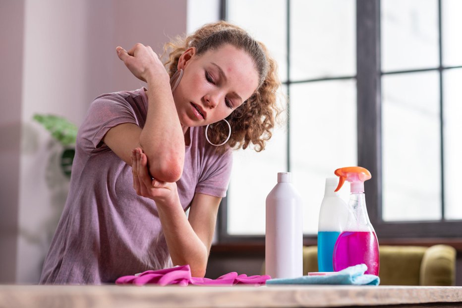 Fotografija: Predvsem detergenti za pomivanje posode, sintetične rokavice za pomivanje lahko težave celo slabšajo. FOTO: Dmytro Zinkevych/shutterstock