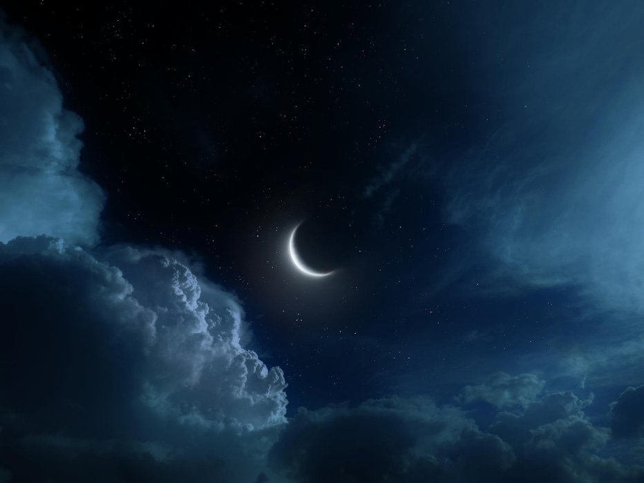 Fotografija: New moon in the night sky near the clouds. Bright moon lights up the sky. Beautiful skyscape. FOTO: Nazarii Neshcherenskyi Getty Images