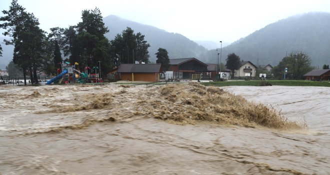 Po lanskih poplavah je bilo vse videti izgubljeno. Foto: Jože Miklavc